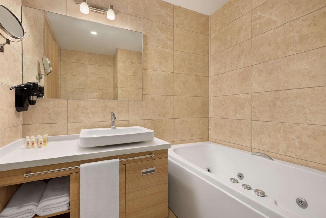 فندق Ramada By Wyndham Istanbul أجفا المظهر الخارجي الصورة